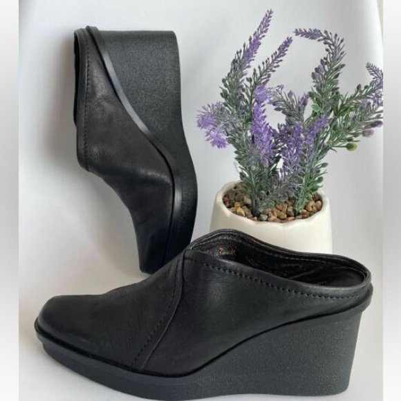 Donald J. Pliner Shoes - Donald Pliner NWOT Sz. 8 1/2 slide on leather wedge mule